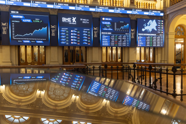 Paneles digitales en el Palacio de la Bolsa de Madrid, a 30 de septiembre de 2025, en Madrid (España).