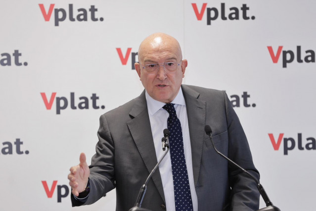 Carnero, durante su visita al VPLAT de Vodafone.