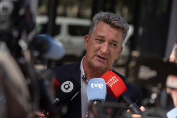 Archivo - El conseller de Medio Ambiente, Infraestructuras y Territorio, Vicente Martínez Mus, ofrece declaraciones a los medios