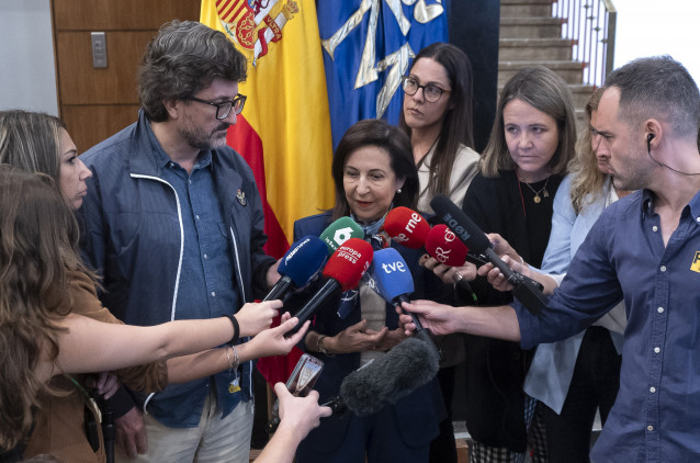 La ministra de Defensa, Margarita Robles, ofrece declaraciones a los medios durante la presentación del libro y exposición fotográfica 'Invencibles - XX Aniversario UME', en la Fábrica Nacional de Moneda y Timbre, a 10 de octubre de 2025, en Madrid (Españ