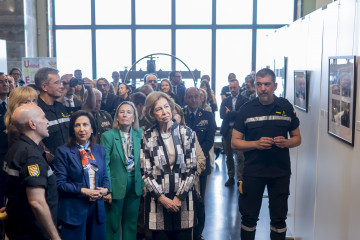 (I-D) La ministra de Defensa, Margarita Robles; la secretaria de Estado de Defensa, María Amparo Valcarce García y la Reina emérita Sofía, visitan la exposición fotográfica 'Invencibles - XX Ani