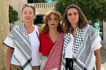 Las activistas mallorquinas integrantes de la Global Sumud Flotilla Reyes Rigo (i), Alejandra Martínez (c) y Lucía Muñoz (d).