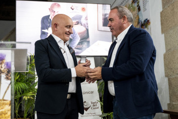 Toño Pérez recibe el título de ‘Embajador de la Torta del Casar’