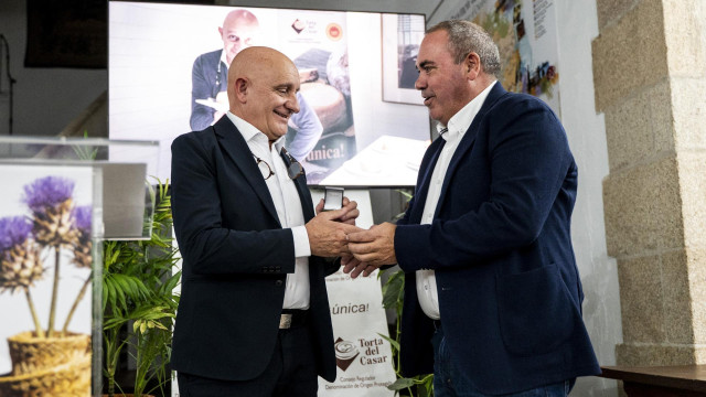 Toño Pérez recibe el título de ‘Embajador de la Torta del Casar’