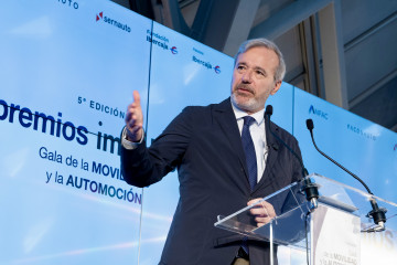 El presidente del Gobierno de Aragón, Jorge Azcón, durnate su discurso en la Gala  de entrega de premios 'Impulso a la innovación en Movilidad Sostenible' que se ha celebrado este viernes en el Mob