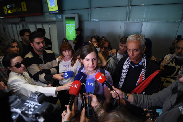 La diputada de Más Madrid Jimena González en declaraciones a los medios a su llegada a la Terminal 1 del Aeropuerto Adolfo Suárez Madrid-Barajas, a 10 de octubre de 2025, en Madrid (España).