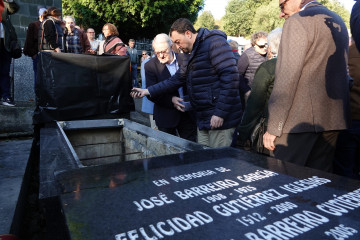 El presidente del Principado, Adrián Barbón, esta mañana en la ofrenda floral y acto de reconocimiento a José Barreiro.