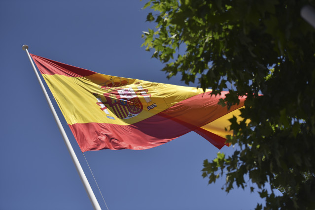 Archivo - Izado de la bandera española durante el acto central conmemorativo del “Día de las Fuerzas Armadas”, a 28 de mayo de 2022, en Huesca, Aragón (España).