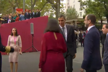El presidente del Gobierno, Pedro Sánchez, saluda a su llegada a la presidenta de la Comunidad de Madrid, Isabel Díaz Ayuso, al alcalde de Madrid, José Luís Martínez-Almeida o la ministra de Defe