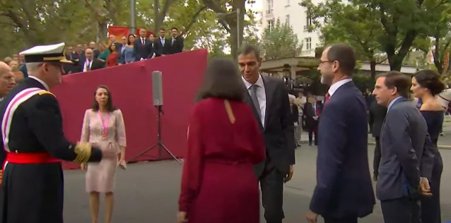 El presidente del Gobierno, Pedro Sánchez, saluda a su llegada a la presidenta de la Comunidad de Madrid, Isabel Díaz Ayuso, al alcalde de Madrid, José Luís Martínez-Almeida o la ministra de Defensa, Margarita Robles, entre otras autoridades.