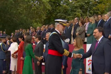 El presidente del Principado, Adrián Barbón, saluda al rey Felipe VI en el acto central del 12 de octubre en Madrid.