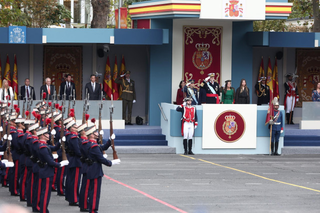 Los reyes Felipe y Letizia, la princesa Leonor y la infanta Sofía, durante el acto solemne de homenaje a la bandera nacional y desfile militar por el 12 de octubre, Día de la Hispanidad, en la Plaza de Cánovas del Castillo,en Madrid (España)