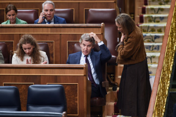 El presidente del PP, Alberto Núñez Feijóo (c), durante una sesión plenaria en el Congreso de los Diputados, a 23 de septiembre de 2025, en Madrid (España).