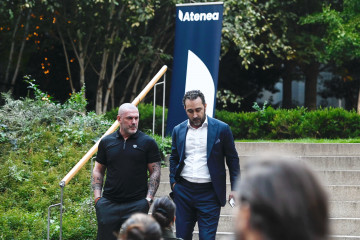 El empresario Víctor de Aldama (d) y el líder de Desokupa, Daniel Esteve (i), a su llegada a la presentación del exportavoz de Vox, Iván Espinosa de los Monteros de su nuevo ‘think tank’ ‘At