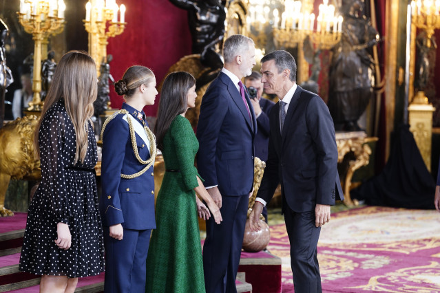 Los reyes Felipe y Letizia, la princesa Leonor y la infanta Sofía, el presidente del Gobierno y secretario general del PSOE, Pedro Sánchez, durante la recepción con motivo del día de la Fiesta Nacional