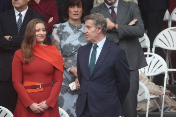 (D-I) El presidente del Partido Popular, Alberto Núñez Feijóo, y la portavoz del PP en el Congreso, Ester Muñoz, durante el acto solemne de homenaje a la bandera nacional y desfile militar por el 