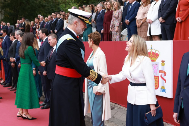 La presidenta de la Junta de Extremadura, María Guardiola, estrecha la mano al rey Felipe VI en el marco del acto central para conmemorar el Día de la Hispanidad, celebrado este domingo en Madrid