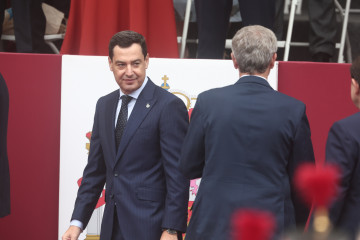 El presidente de la Junta de Andalucía, Juanma Moreno, durante el acto solemne de homenaje a la bandera nacional y desfile militar por el 12 de octubre, Día de la Hispanidad