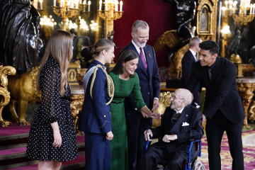 Los Reyes Felipe y Letizia, La Princesa Leonor y la Infanta Sofía y el escritor Álvaro Pombo durante la recepción con motivo del día de la Fiesta Nacional, en el Palacio Real