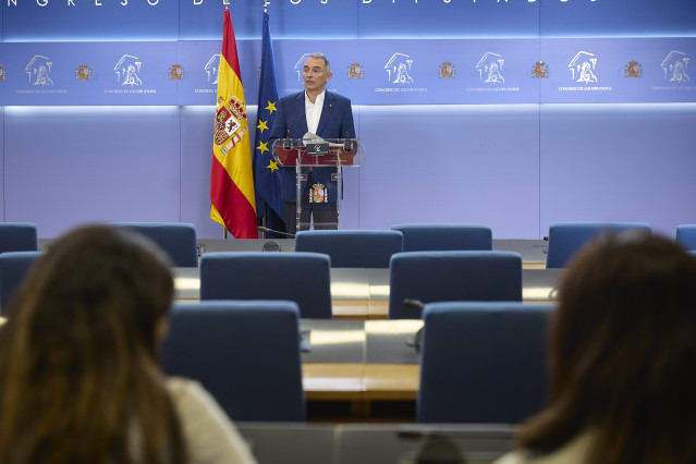 Archivo - El portavoz de IU y diputado de Sumar en el Congreso, Enrique Santiago, durante una rueda de prensa en el Congreso