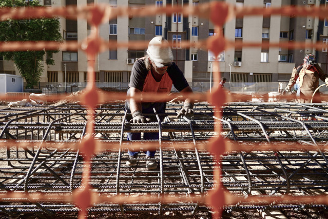 Archivo - Operario de la construcción