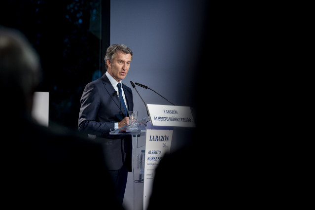 El presidente del Partido Popular, Alberto Núñez Feijóo, participa en ‘La Razón de…’, en la sede de La Razón, a 30 de septiembre de 2025, en Madrid (España).