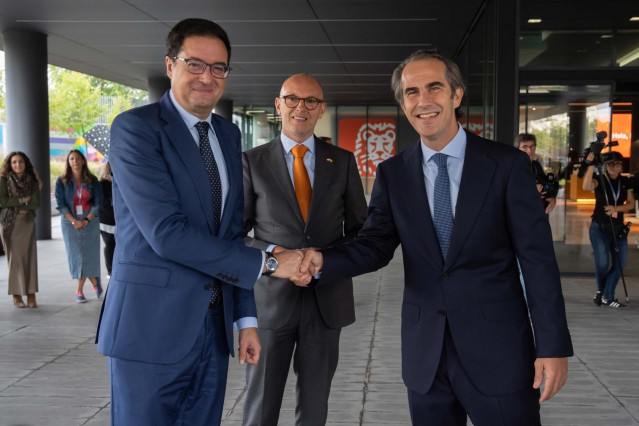 De izquierda a derecha: el ministro de Transformación Digital, Óscar López; el embajador de Países Bajos en España, Roel Nieuwenkamp; y el CEO de ING para España y Portugal, Alfonso Tolcheff.