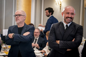 El secretario general de CCOO, Unai Sordo (I), durante el foro de la Nueva Comunicación, en el Hotel Mandarin Oriental Ritz, a 13 de octubre de 2025, en Madrid (España).