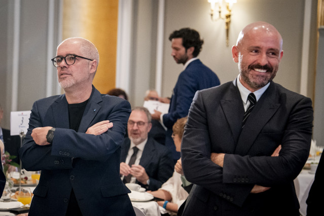 El secretario general de CCOO, Unai Sordo (I), durante el foro de la Nueva Comunicación, en el Hotel Mandarin Oriental Ritz, a 13 de octubre de 2025, en Madrid (España).