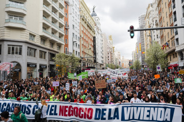 Archivo - Cientos de personas durante una manifestación por la vivienda, desde Atocha, a 5 de abril de 2025, en Madrid (España).