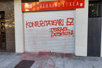 Pintadas contra Israel en la sede socialista de Tolosa