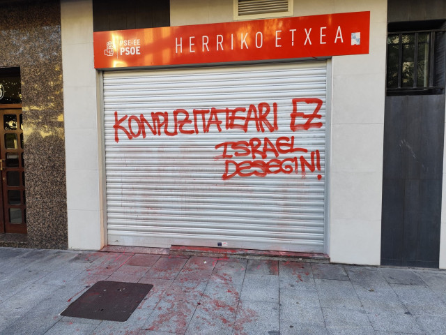 Pintadas contra Israel en la sede socialista de Tolosa