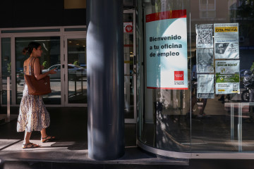 Archivo - Una joven entrando en una oficina de empleo
