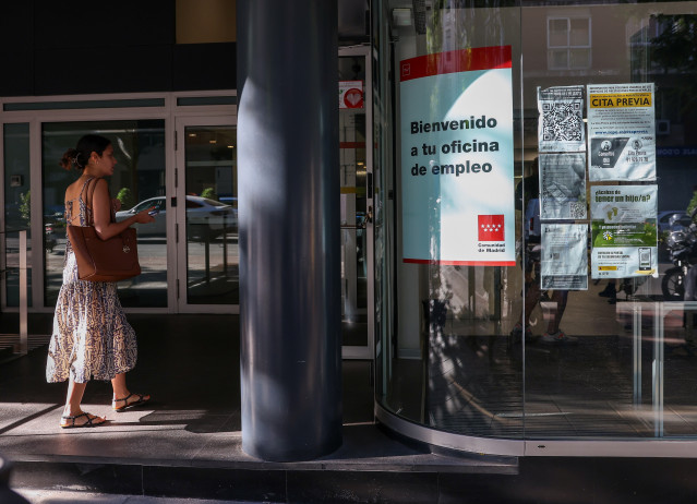Archivo - Una joven entrando en una oficina de empleo