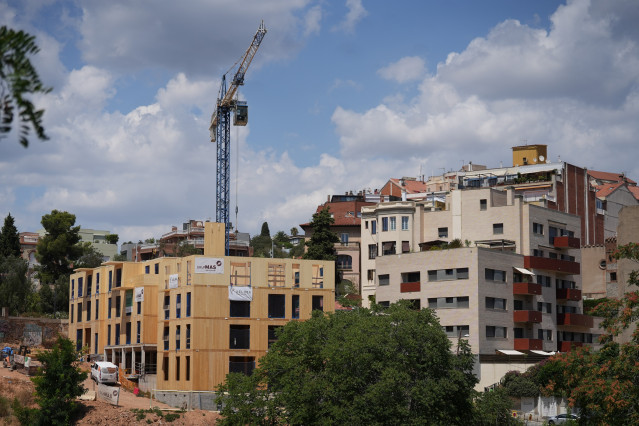Archivo - Construcción de un edificio sostenible en Vallcarca, a 31 de julio de 2025, en Barcelona