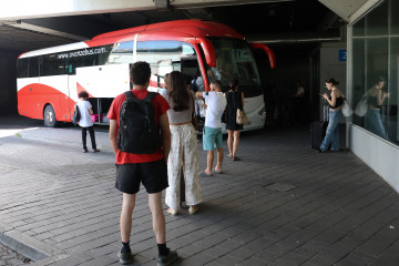 Archivo - Varias personas esperan para subirse a un autobús en la estación de autobuses de Méndez Álvaro