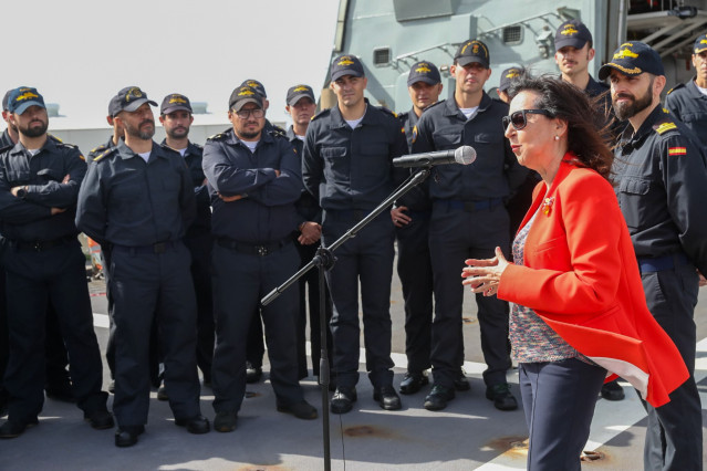 La ministra de Defensa, Margarita Robles, visita los buques 'Furor' y 'Cartagena'.