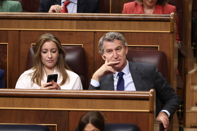 El presidente del Partido Popular, Alberto Núñez Feijóo, y la portavoz del PP en el Congreso, Ester Muñoz, durante una sesión de Control al Gobierno, en el Congreso de los Diputados, a 7 de octubre de 2025, en Madrid (España). El pleno del Congreso vota h