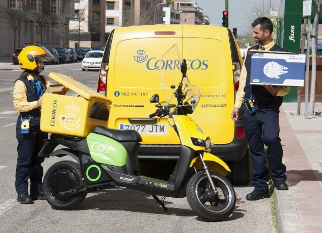 Archivo - Imagen de archivo de dos empleados de reparto de Correos.