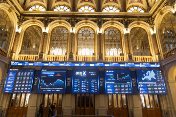 Paneles digitales en el Palacio de la Bolsa de Madrid, a 30 de septiembre de 2025, en Madrid (España).
