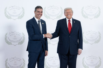 El presidente del Gobierno, Pedro Sánchez (i) saluda al presidente de Estados Unidos, Donald Trump (d), antes de la ceremonia de firma del plan de paz para Oriente Próximo