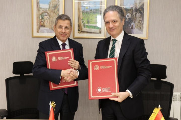 El ministro de Finanzas palestino, Omar al Bitar, y el cónsul general de España en Jerusalén, Javier Gutiérrez