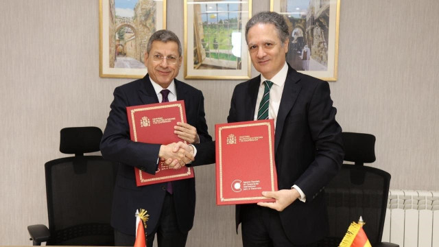 El ministro de Finanzas palestino, Omar al Bitar, y el cónsul general de España en Jerusalén, Javier Gutiérrez