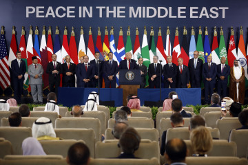 SHARM EL SHEIKH (Egypt), 13/10/2025.- US President Donald Trump delivers a speech at the Gaza Peace Summit in Sharm El-Sheikh, Egypt, 13 October 2025. US President Donald Trump alongside Egypt's Presi