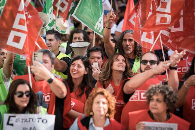 Personal sanitario durante una concentración para exigir la aprobación de un nuevo Estatuto Marco, frente al Ministerio de Sanidad, a 1 de octubre de 2025, en Madrid (España).