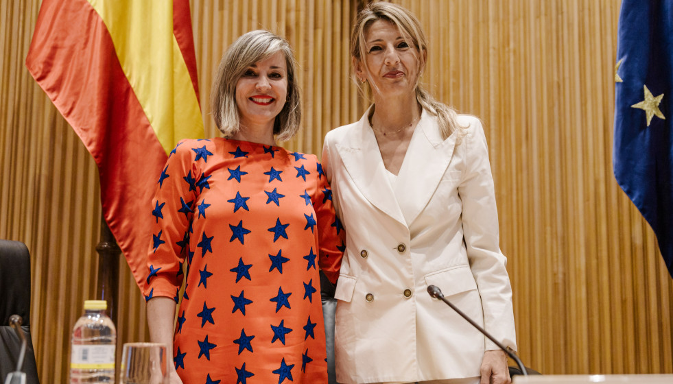 Archivo - La vicepresidenta segunda, Yolanda Díaz (D), y la portavoz de Sumar en el Congreso, Verónica Martínez Barbero (I), participan en una jornada parlamentaria sobre el sector bancario, en el 