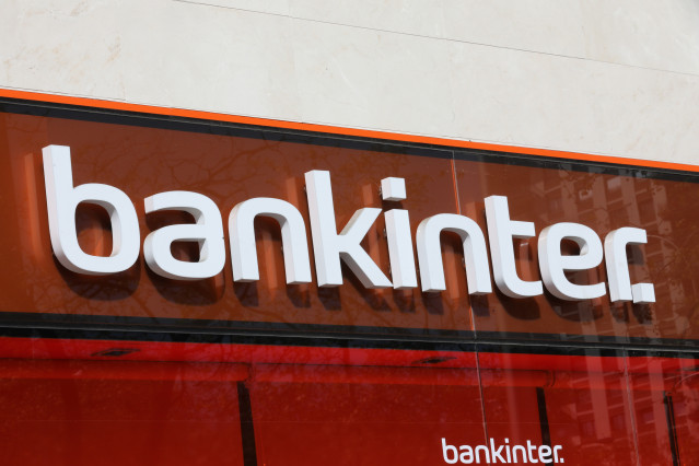 Archivo - Letrero del banco Bankinter en una de sus oficinas de la capital tras el anuncio de que algunas entidades bancarisa adelantarán  adelantado el pago de las pensiones a sus clientes para que no se produzcan aglomeraciones en las oficinas y así evi