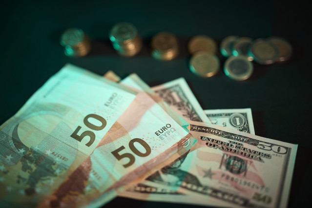 Archivo - Billetes y monedas de euro.