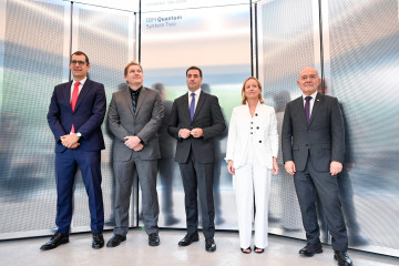 El Lehendakari, Imanol Pradales, la diputada general de Gipuzkoa, Eider Mendoza, el CEO de IBM España, Horacio Morell, y el vicepresidente de IBM Quantum, Jay Gambetta, durante la inauguración del p