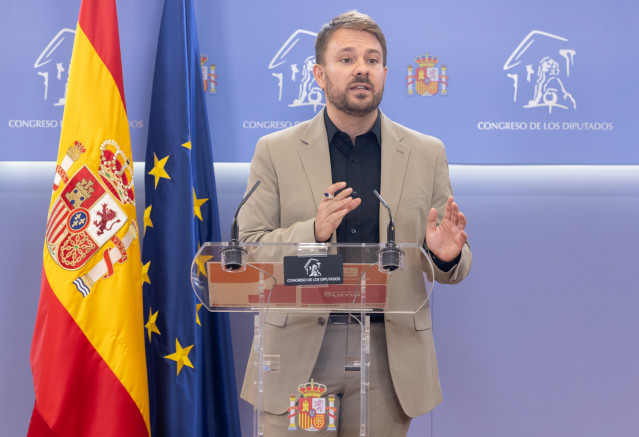El diputado de Sumar Alberto Ibáñez durante una rueda de prensa, previa a la Junta de Portavoces, en el Congreso, a 14 de octubre de 2025, en Madrid (España).